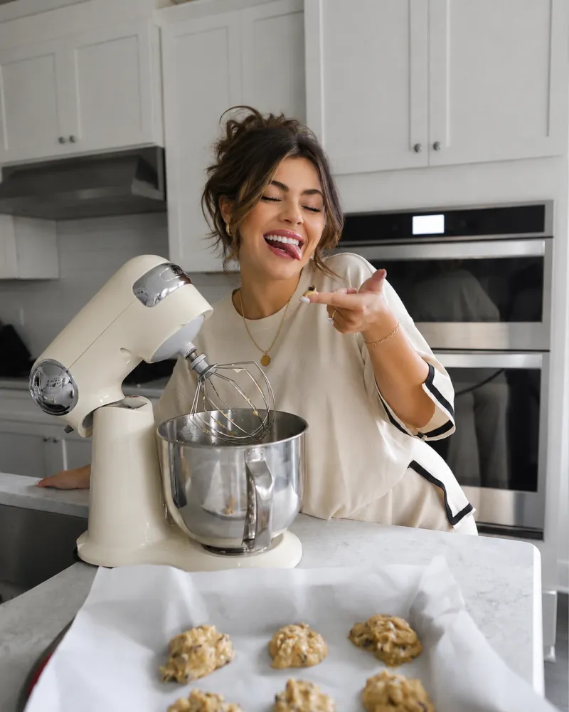 Taasty Cakes baker making cookies