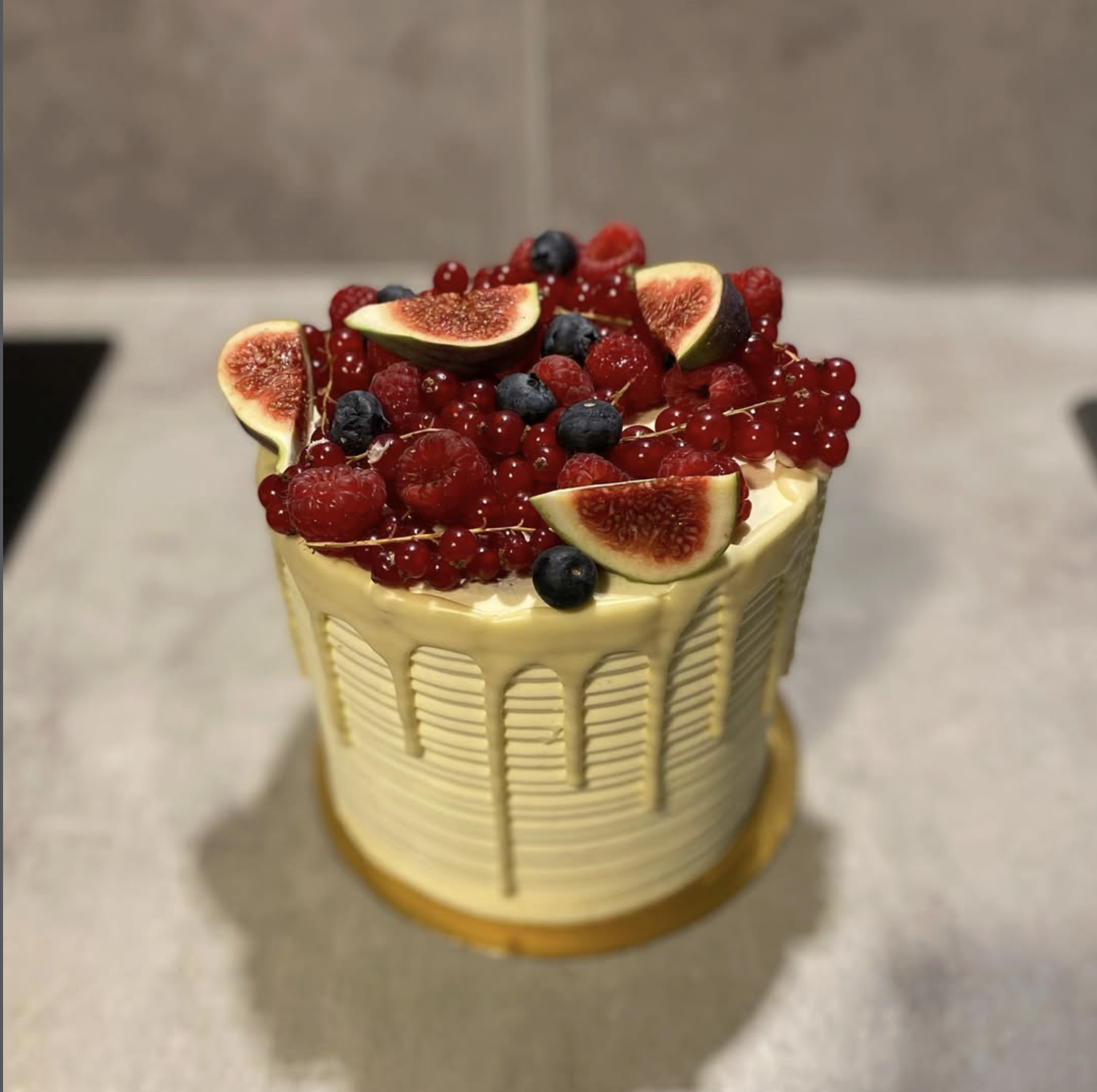 Gâteau fruits rouges et figues | Taasty Cakes Gâteau fruits rouges et figues — Un gâteau frais et raffiné recouvert d’une crème onctueuse et généreusement décoré de figues, framboises, myrtilles et g | Taasty Cakes