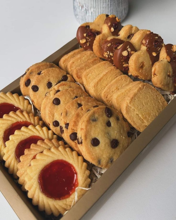 Coffret de biscuits gourmands | Taasty Cakes Coffret de biscuits gourmands — Un coffret varié de sablés au chocolat, cookies aux pépites et biscuits fruités, idéal à offrir ou à partager. | Taasty Cakes