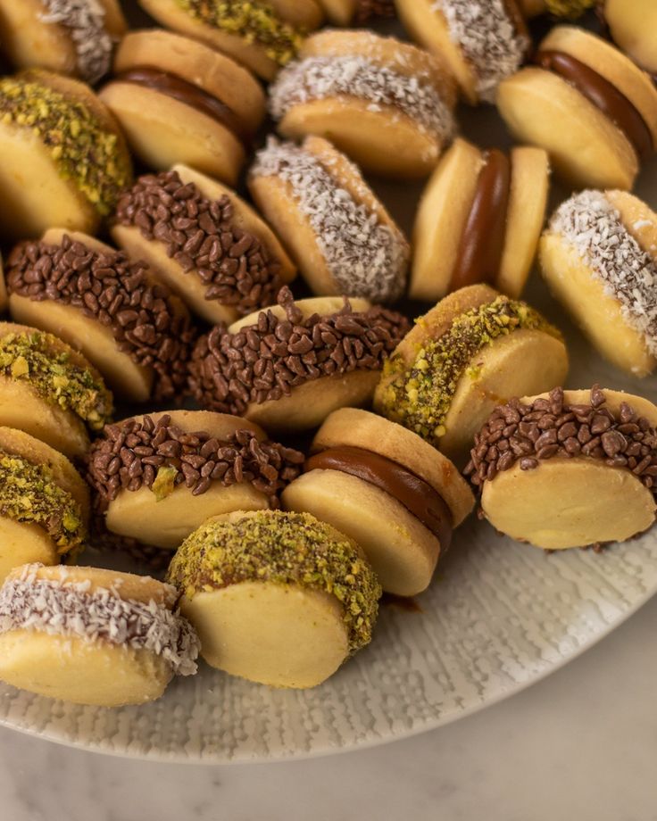 Biscuits fourrés assortis | Taasty Cakes Biscuits fourrés assortis — De délicats biscuits sablés garnis de chocolat, noix de coco et pistache, réunis dans un assortiment aux finitions génér | Taasty Cakes