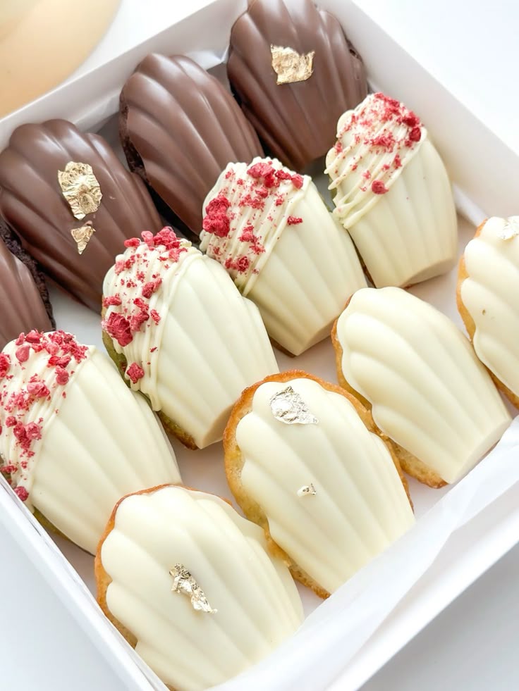 Mignardises chocolat blanc et framboise | Taasty Cakes Mignardises chocolat blanc et framboise — De jolies bouchées enrobées de chocolat blanc ou noir, certaines relevées de framboise, avec une finition élégante et go | Taasty Cakes