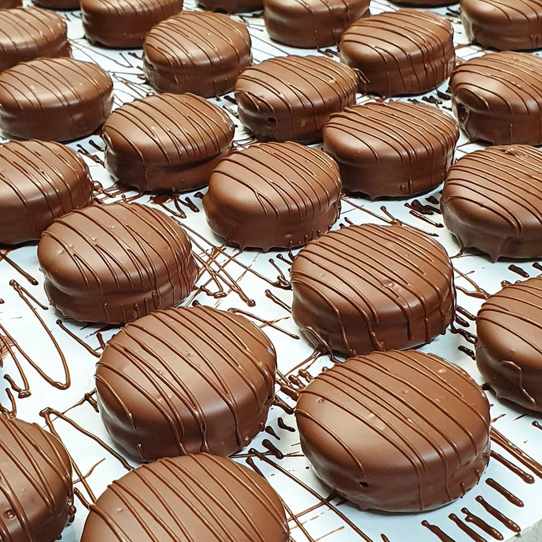 Palets chocolatés enrobés | Taasty Cakes Palets chocolatés enrobés — De généreux palets fondants enrobés de chocolat au lait et décorés de fines rayures chocolatées, parfaits pour une pause | Taasty Cakes