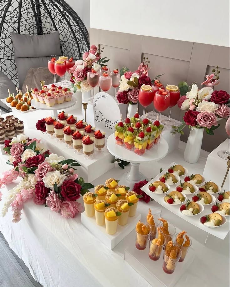 Buffet de desserts fleuri | Taasty Cakes Buffet de desserts fleuri — Un buffet sucré complet et coloré composé de verrines, mignardises, brochettes de fruits, bouchées gourmandes et boisson | Taasty Cakes