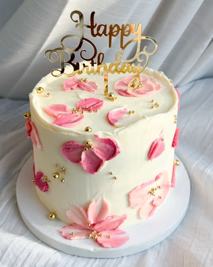 Gâteau anniversaire fleurs roses | Taasty Cakes Gâteau anniversaire fleurs roses — Un gâteau d’anniversaire tout en douceur, recouvert d’une crème blanche et décoré de fleurs roses, de perles dorées et d | Taasty Cakes