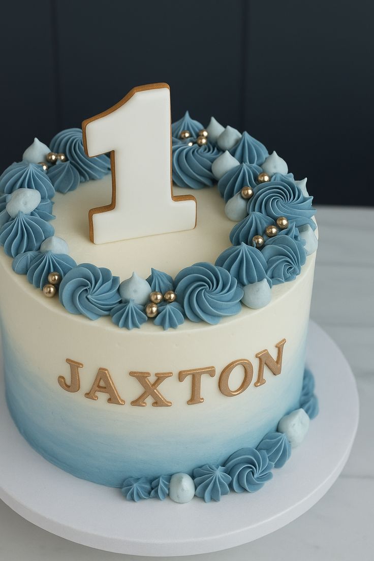 Gâteau anniversaire bleu personnalisé | Taasty Cakes Gâteau anniversaire bleu personnalisé — Un gâteau d’anniversaire bleu et blanc décoré de rosaces, de perles dorées et d’un prénom ou d’un âge personnalisable. | Taasty Cakes