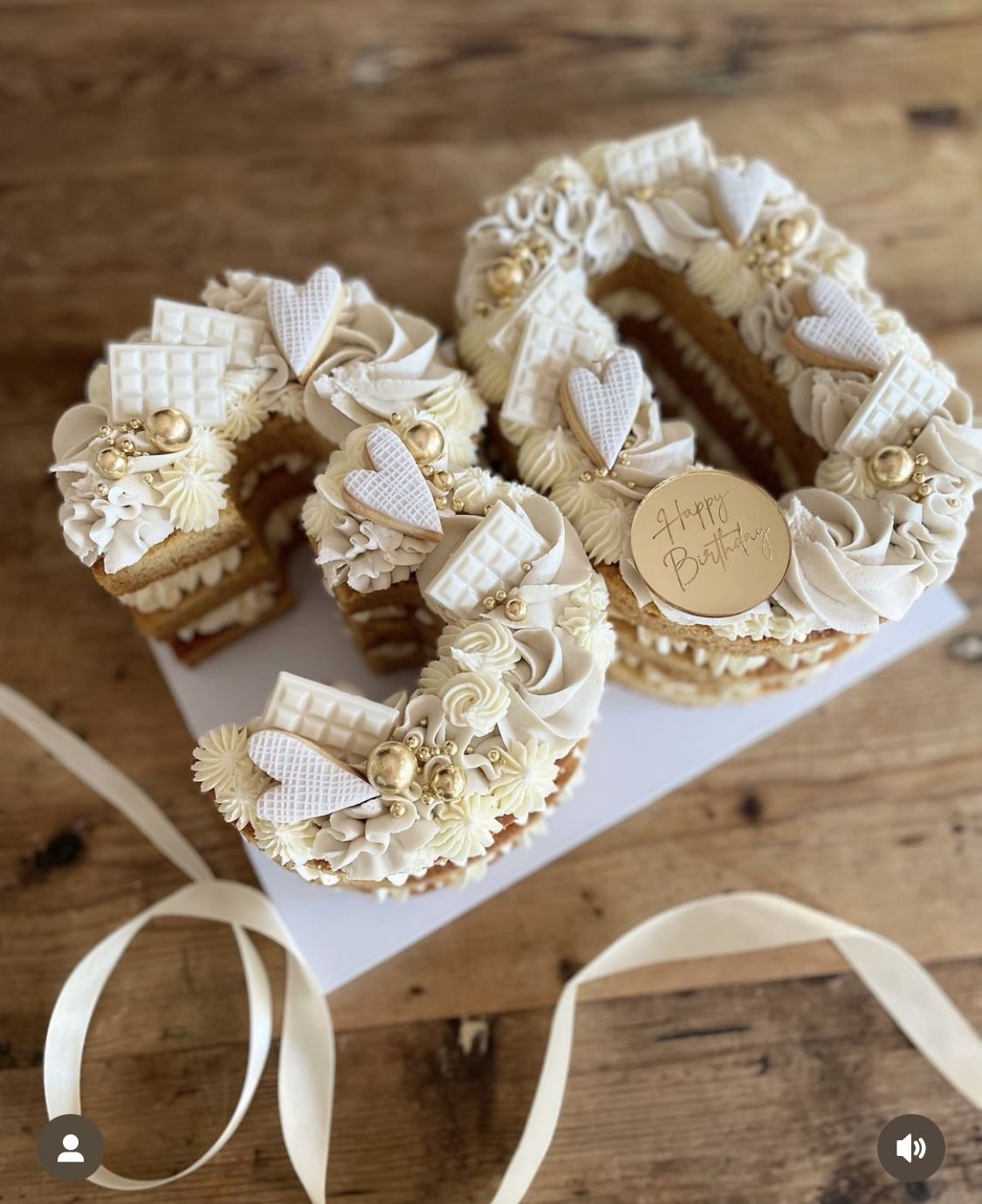 Number Cake anniversaire chocolat blanc | Taasty Cakes Number Cake anniversaire chocolat blanc — Un number cake généreux décoré de crème vanillée, de chocolats blancs, de biscuits en forme de cœur et de délicates touc | Taasty Cakes