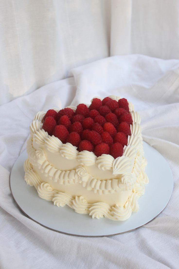 Gâteau cœur aux framboises | Taasty Cakes Gâteau cœur aux framboises — Un gâteau en forme de cœur, recouvert d’une crème légère et généreusement garni de framboises fraîches, parfait pour une | Taasty Cakes
