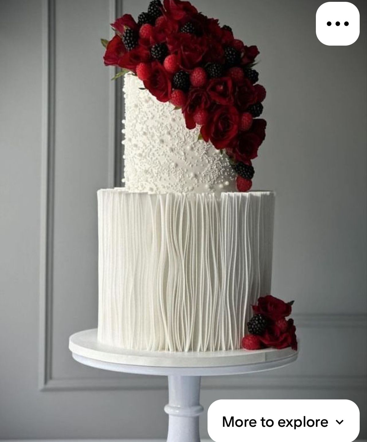 Gâteau de mariage romantique | Taasty Cakes Gâteau de mariage romantique — Un gâteau de mariage blanc à deux étages, décoré de roses rouges, de perles délicates et de feuillage eucalyptus. | Taasty Cakes