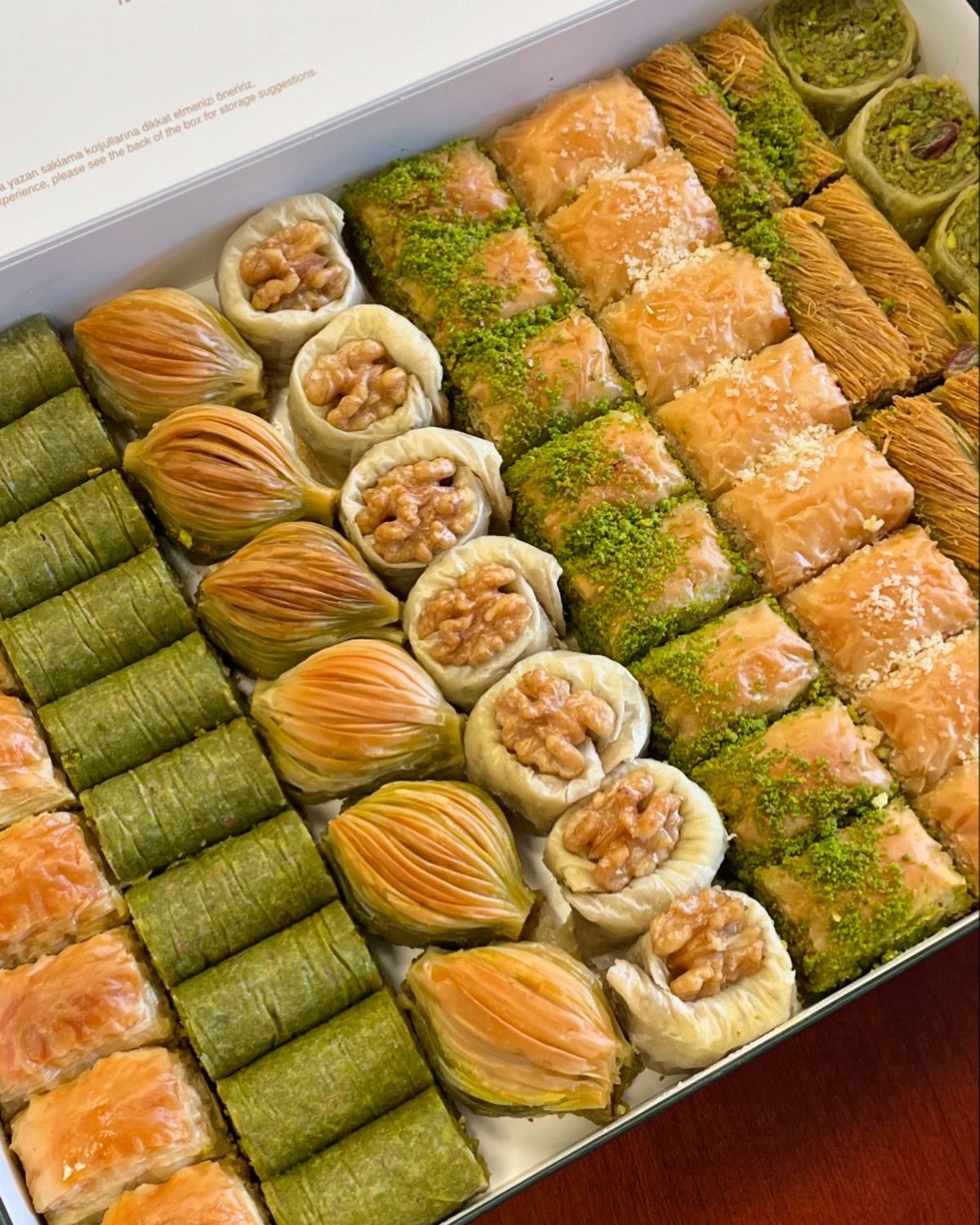 Assortiment de pâtisseries orientales | Taasty Cakes Assortiment de pâtisseries orientales — Un assortiment gourmand de baklavas, roulés à la pistache, bouchées aux noix et spécialités feuilletées, idéal pour part | Taasty Cakes
