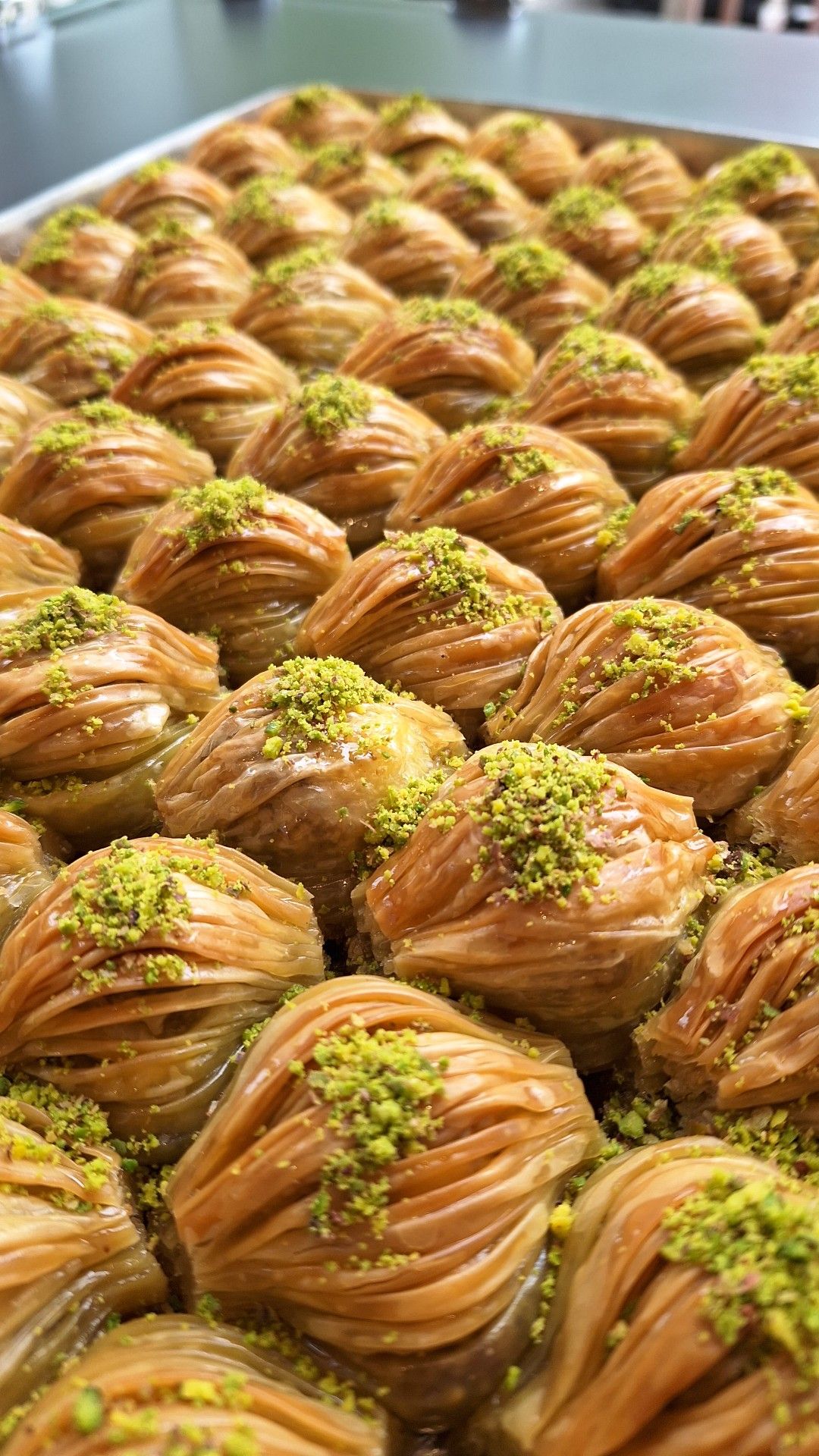 Baklava pistache | Taasty Cakes Baklava pistache — Des bouchées feuilletées croustillantes, parfumées au sirop et généreusement garnies de pistaches concassées. | Taasty Cakes