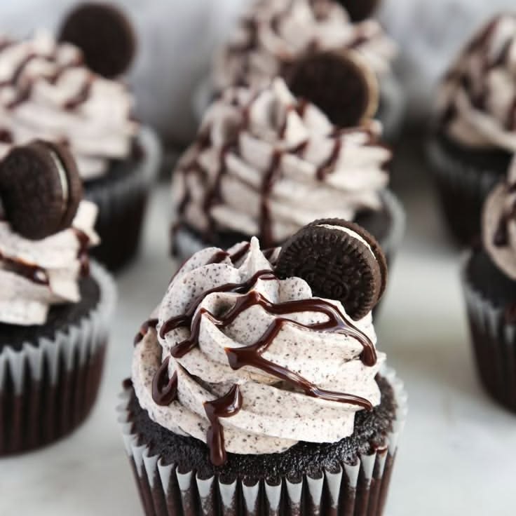 Cupcakes Oreo | Taasty Cakes Cupcakes Oreo — Des cupcakes moelleux au chocolat, surmontés d’une crème légère façon Oreo, d’un filet de chocolat et d’un biscuit croqu | Taasty Cakes