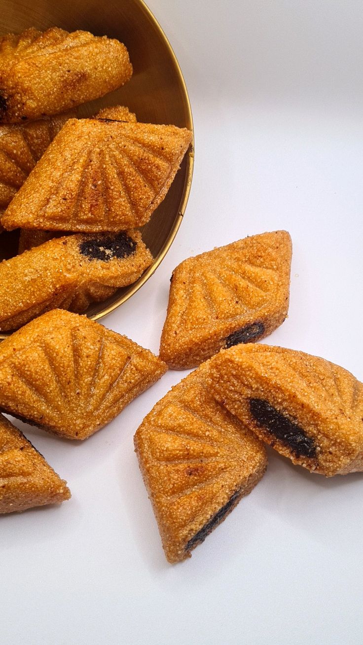 Ghrayba aux dattes | Taasty Cakes Ghrayba aux dattes — De délicieuses pâtisseries orientales sablées, délicatement dorées et garnies d’une généreuse pâte de dattes. | Taasty Cakes