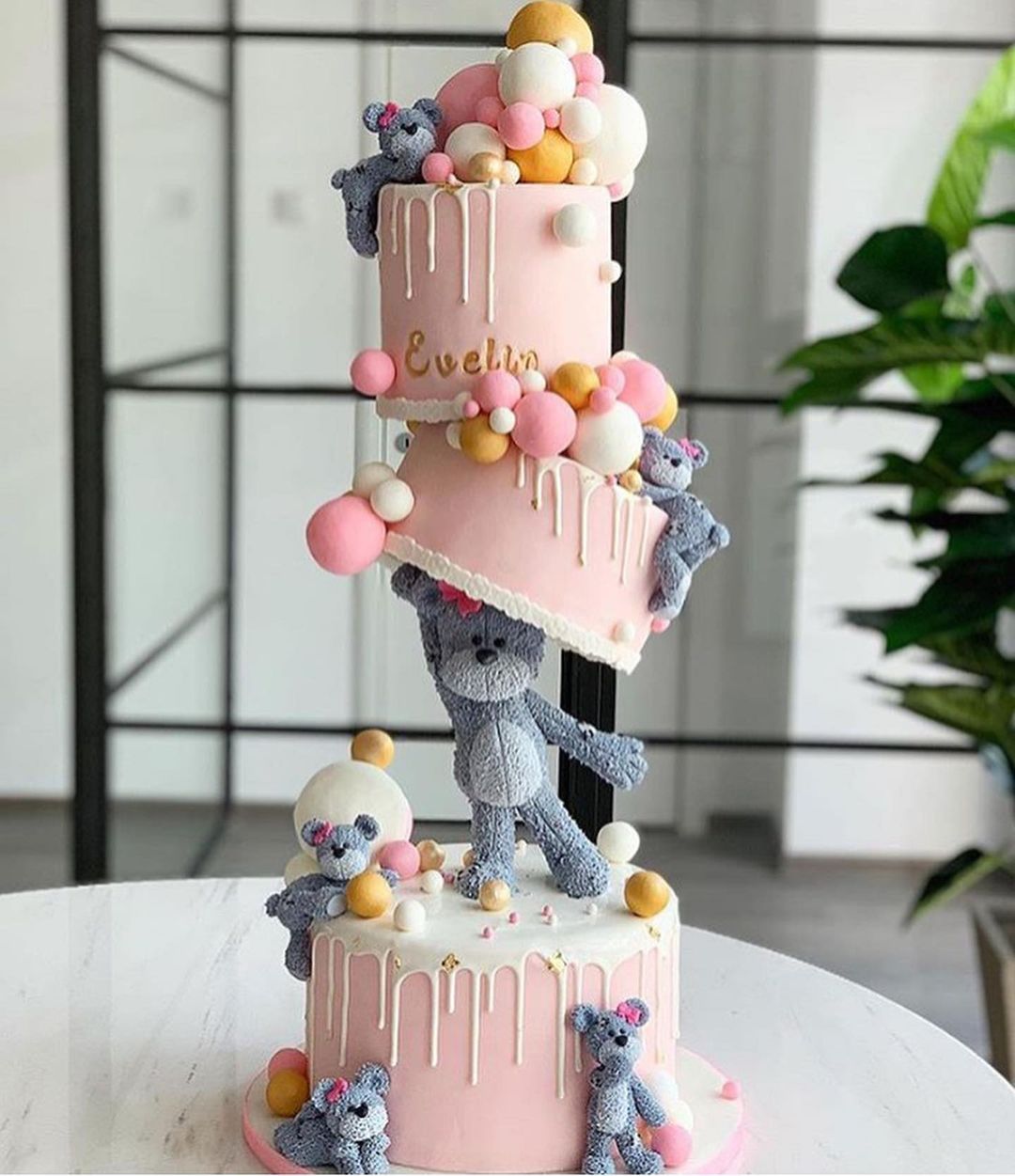 Gâteau anniversaire ours en peluche | Taasty Cakes Gâteau anniversaire ours en peluche — Une impressionnante pièce montée rose à trois étages, décorée de ballons, de perles et de petits ours en peluche. Une cr | Taasty Cakes