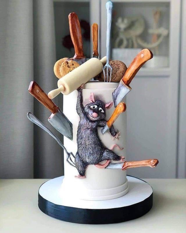 Gâteau Ratatouille personnalisé | Taasty Cakes Gâteau Ratatouille personnalisé — Un gâteau créatif inspiré de l’univers de Ratatouille, décoré avec un personnage et des accessoires de pâtisserie en tro | Taasty Cakes