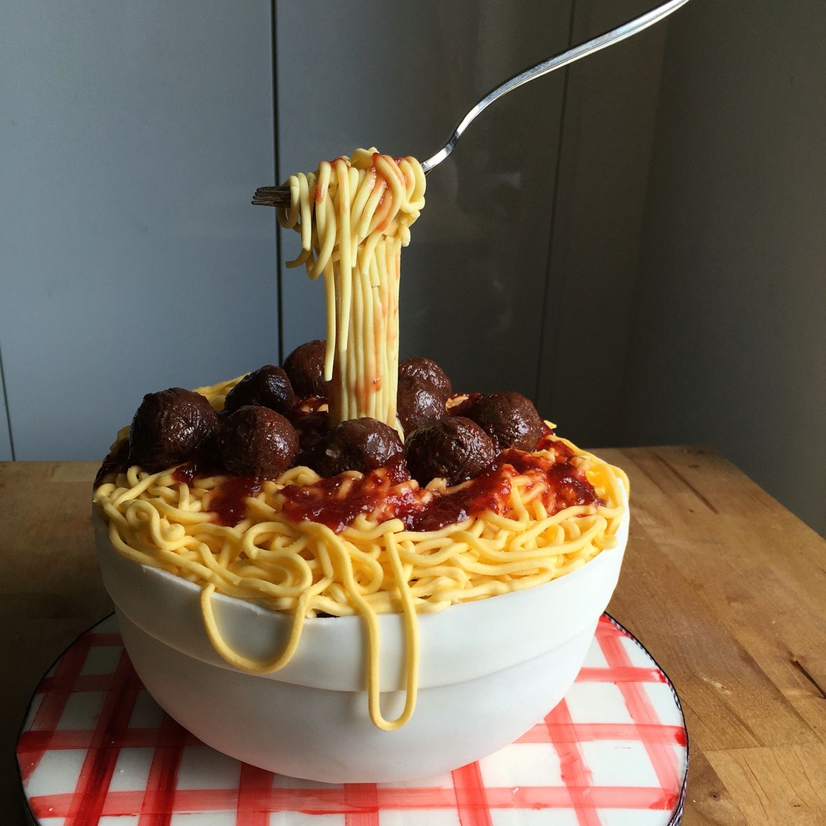 Gâteau illusion spaghetti boulettes | Taasty Cakes Gâteau illusion spaghetti boulettes — Un spectaculaire gâteau en trompe-l’œil représentant une assiette de spaghetti et boulettes de viande. Une pièce origina | Taasty Cakes