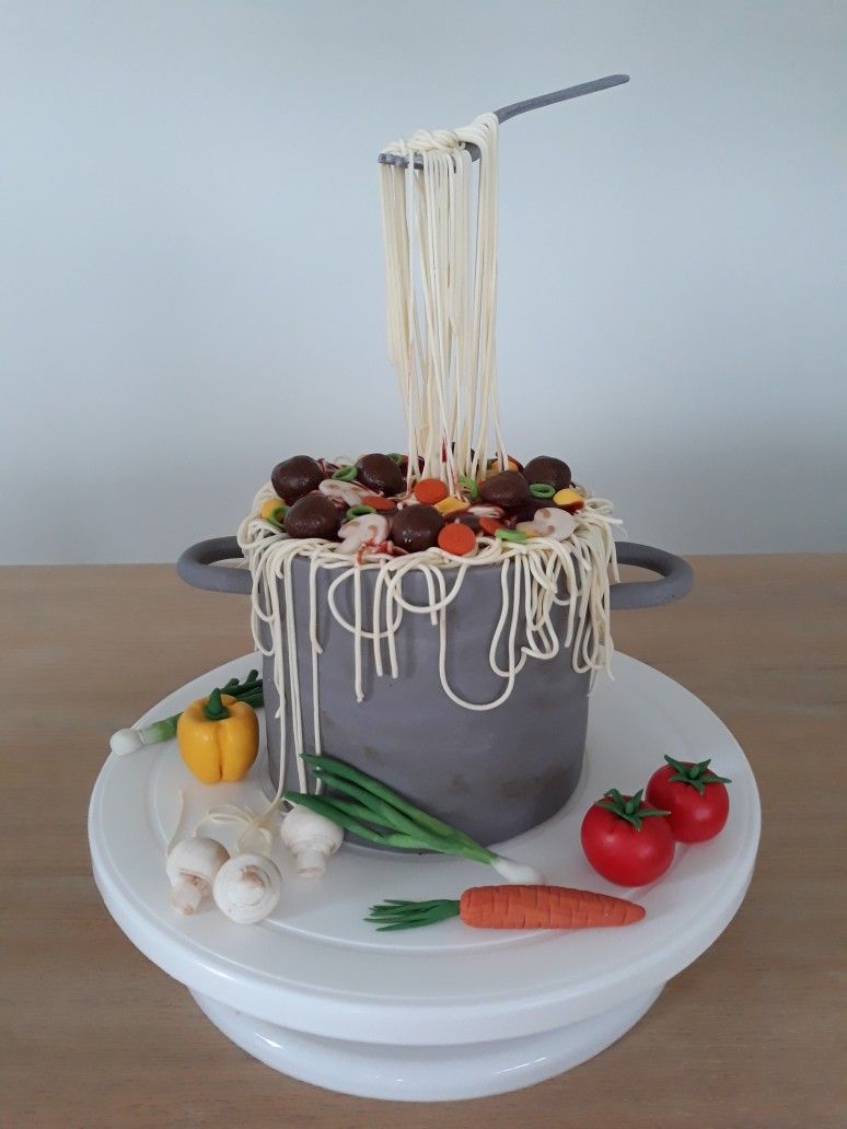Gâteau illusion spaghetti aux légumes | Taasty Cakes Gâteau illusion spaghetti aux légumes — Un gâteau à thème original inspiré d’un plat de spaghetti, avec légumes et pâtes en trompe-l’œil. Une création surprenan | Taasty Cakes