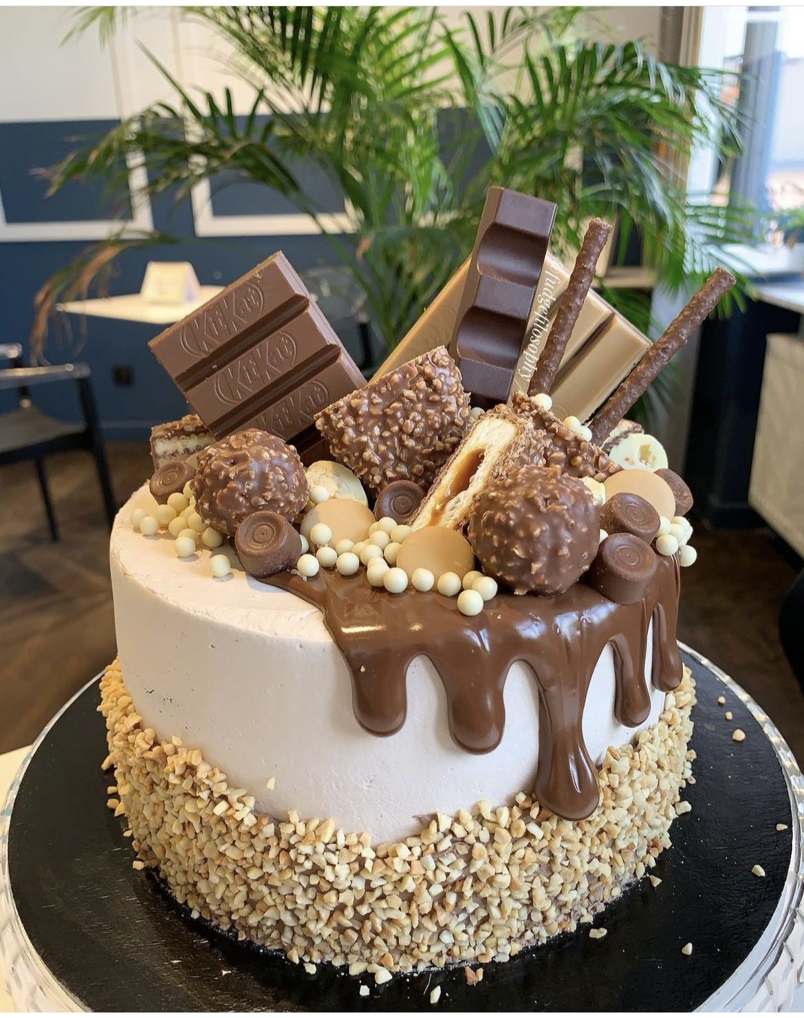 Drip Cake chocolat gourmand | Taasty Cakes Drip Cake chocolat gourmand — Un gâteau au chocolat recouvert d’un drip chocolaté et généreusement décoré de barres chocolatées, bouchées pralinées et | Taasty Cakes
