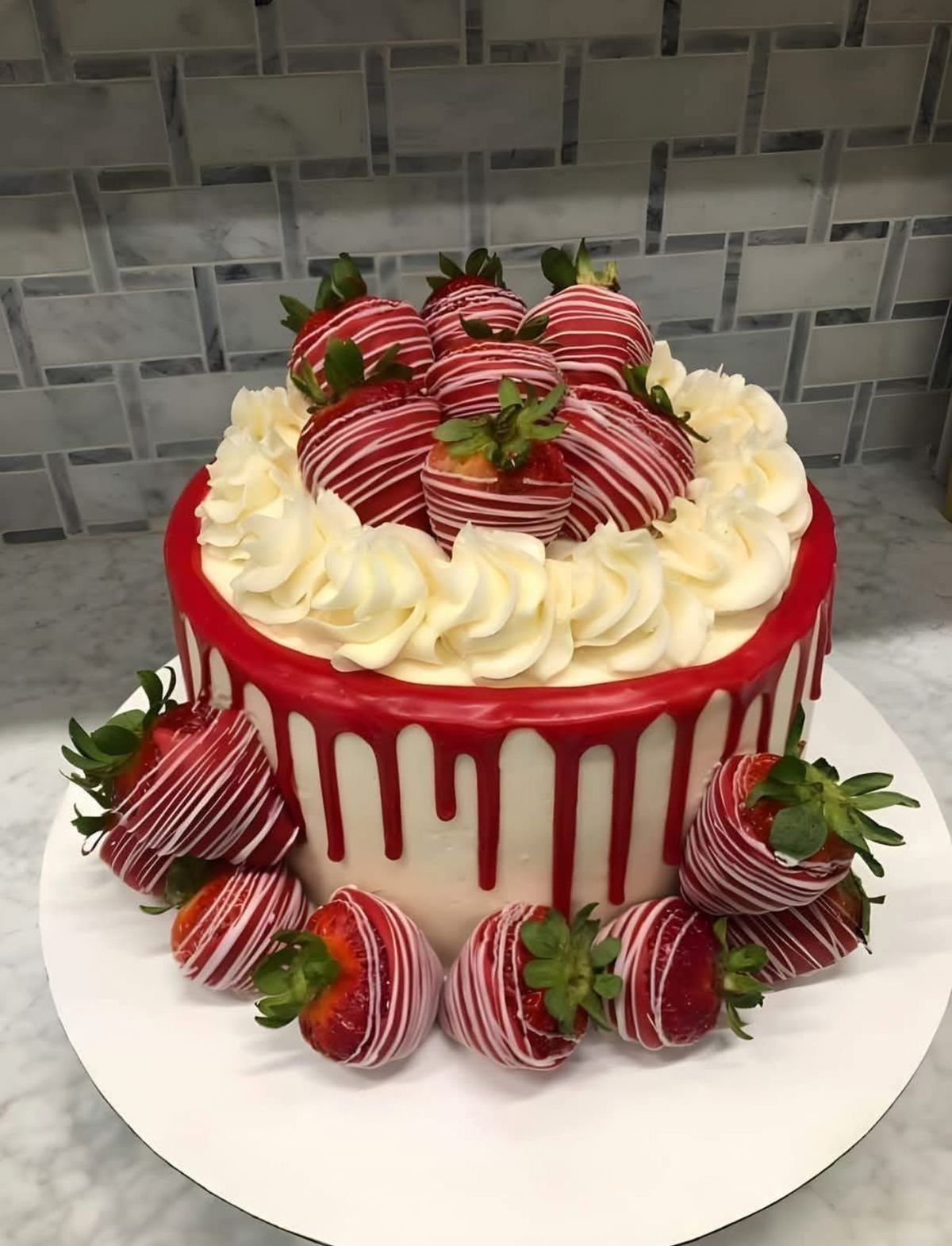 Drip Cake fraises et chocolat blanc | Taasty Cakes Drip Cake fraises et chocolat blanc — Un drip cake gourmand à la crème vanillée, décoré de fraises enrobées de chocolat blanc et d’un coulis rouge brillant. | Taasty Cakes