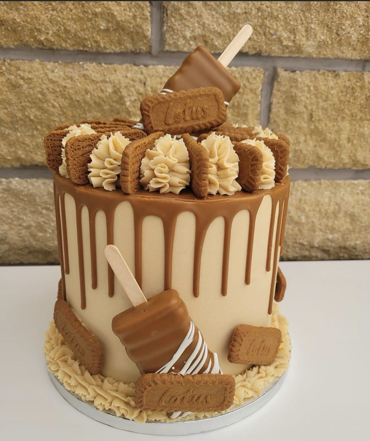 Drip Cake spéculoos | Taasty Cakes Drip Cake spéculoos — Un gâteau généreux aux saveurs de spéculoos, recouvert d’un glaçage coulant et décoré de biscuits et de gourmandises au | Taasty Cakes