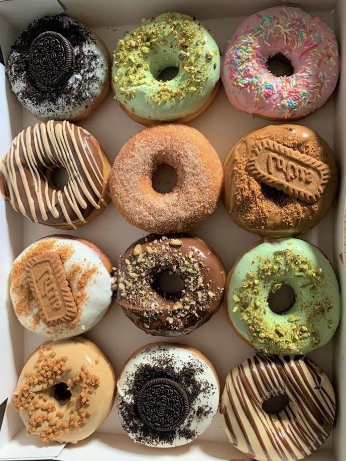 Box de 12 donuts décorés | Taasty Cakes Box de 12 donuts décorés — Une grande box de donuts décorés avec glaçages colorés, biscuits, fruits secs, chocolat et toppings croquants. Une créat | Taasty Cakes