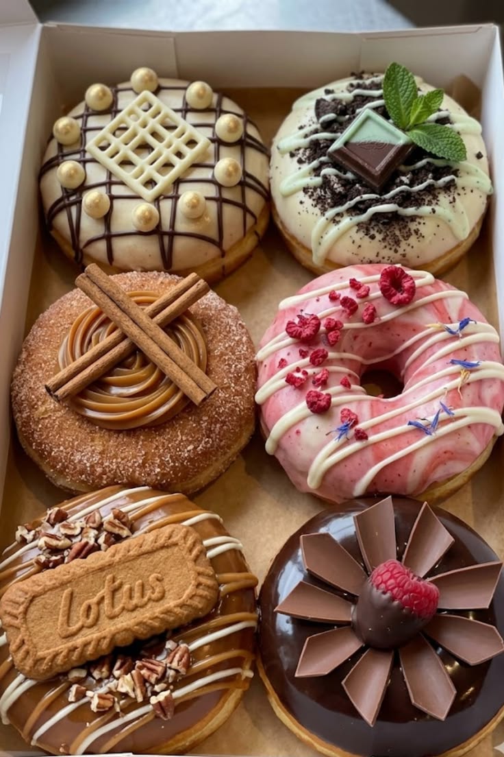 Donuts gourmands assortis | Taasty Cakes Donuts gourmands assortis — Un assortiment de donuts aux décorations originales : chocolat, menthe, caramel, cannelle, fruits rouges et biscuits. Un | Taasty Cakes
