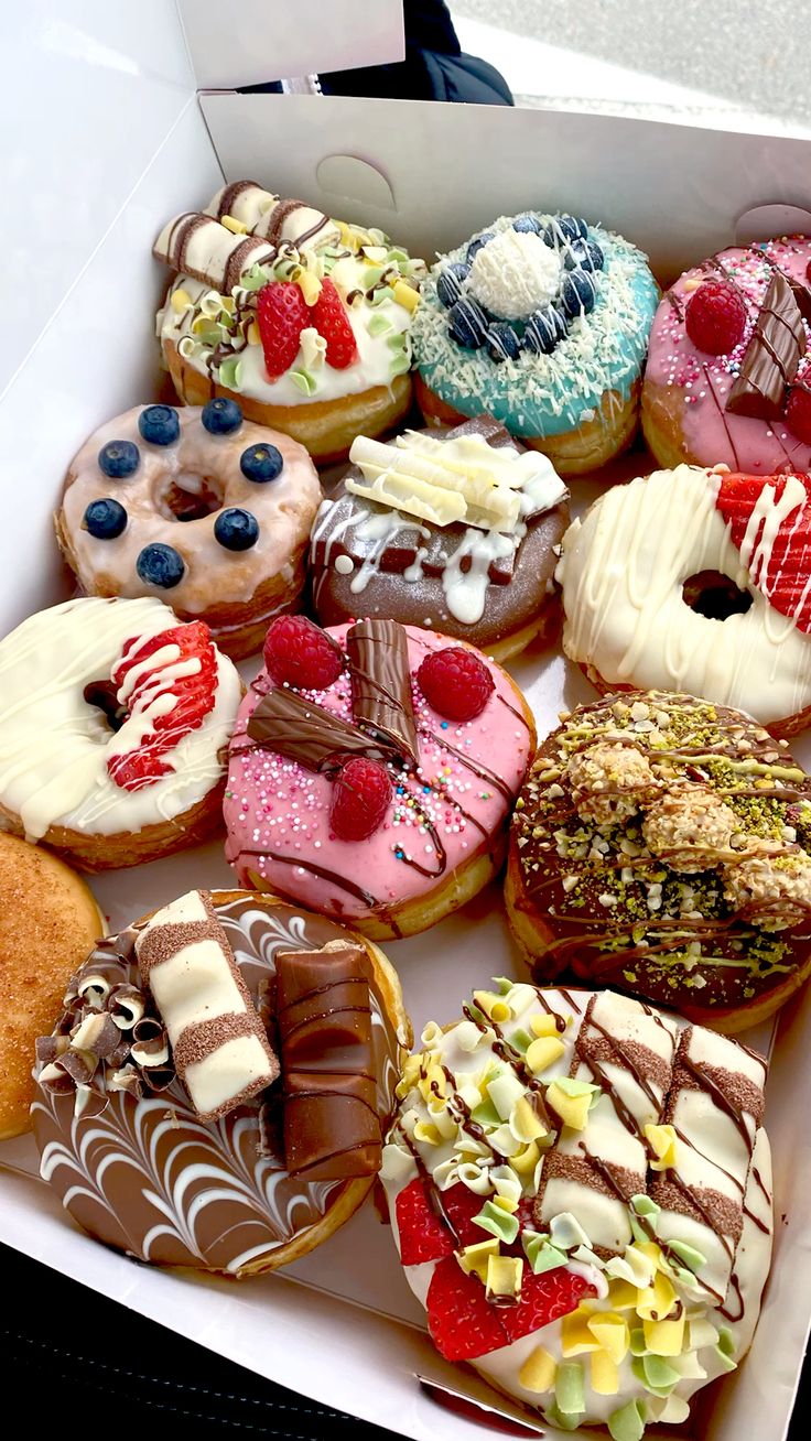 Donuts fruits rouges et chocolat | Taasty Cakes Donuts fruits rouges et chocolat — Une box de donuts généreusement décorés de fruits rouges, chocolat, noix de coco, pistaches et confiseries. Des associat | Taasty Cakes