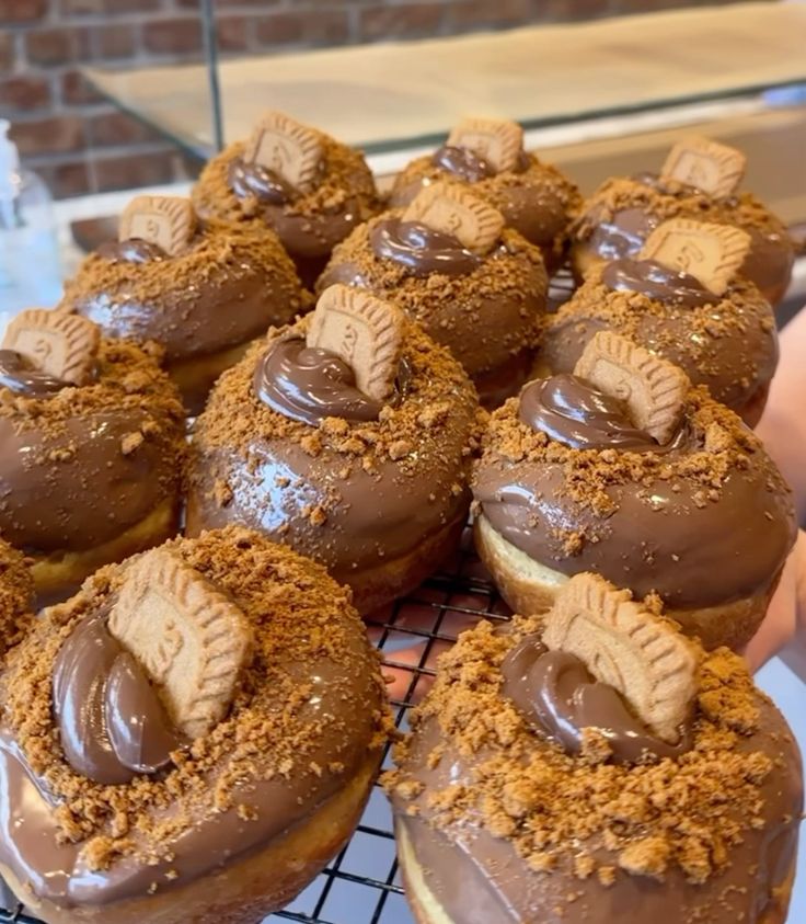 Donuts spéculoos chocolat | Taasty Cakes Donuts spéculoos chocolat — Des donuts moelleux nappés de chocolat, recouverts d’éclats de spéculoos et décorés d’une généreuse touche de pâte à tar | Taasty Cakes