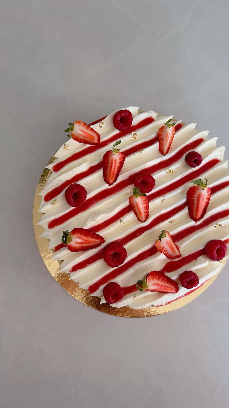 Gâteau fruits rouges et coulis | Taasty Cakes Gâteau fruits rouges et coulis — Un gâteau léger à la crème blanche, rehaussé de lignes de coulis de framboise et décoré de fraises et framboises fraîche | Taasty Cakes
