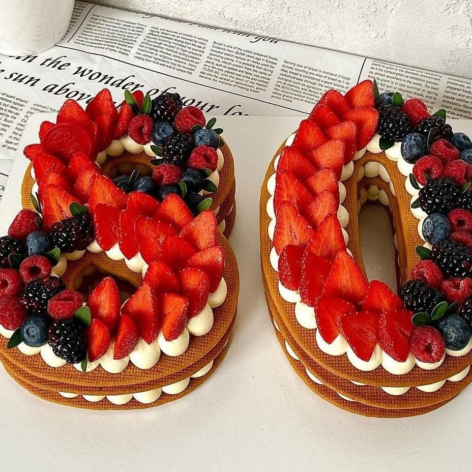 Number Cake aux fruits frais | Taasty Cakes Number Cake aux fruits frais — Un grand number cake à deux chiffres, garni de crème vanillée et généreusement décoré de fraises, framboises, myrtilles | Taasty Cakes