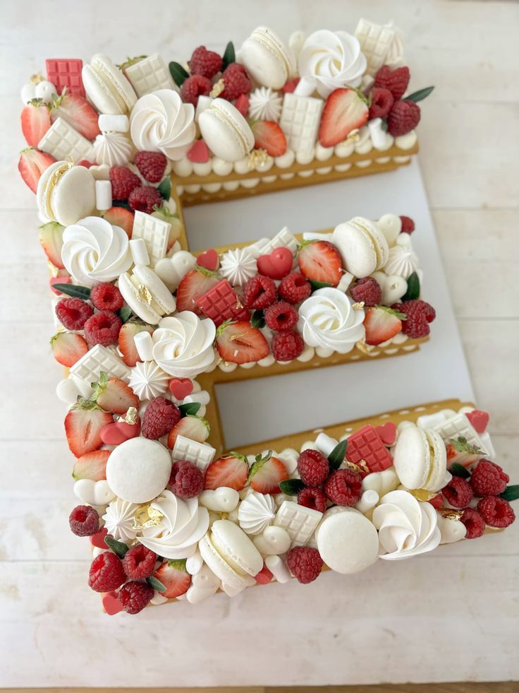 Number Cake fruits et macarons | Taasty Cakes Number Cake fruits et macarons — Un number cake raffiné décoré de fruits rouges, macarons, meringues, chocolats blancs et petites touches gourmandes. | Taasty Cakes