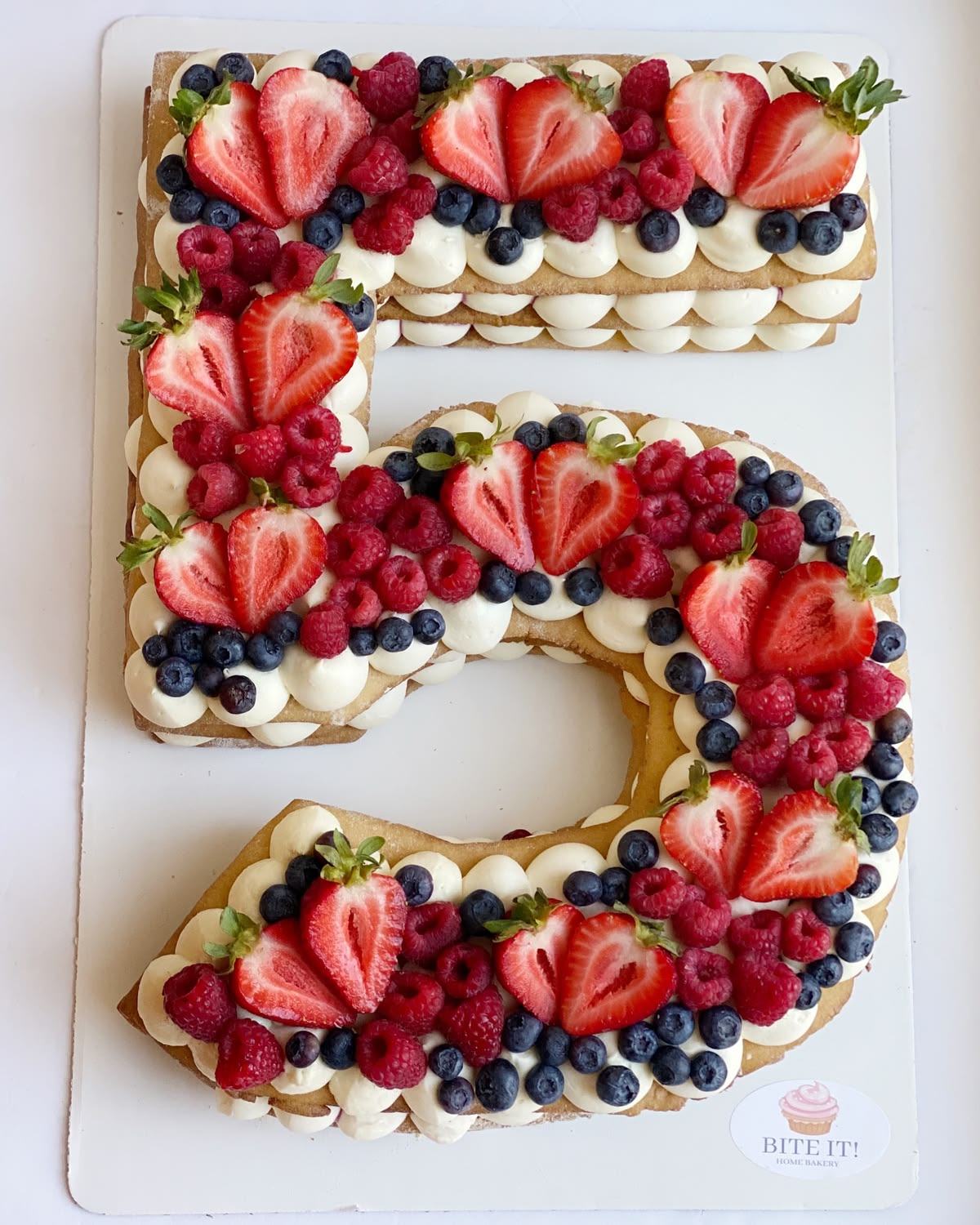 Number Cake fruits rouges | Taasty Cakes Number Cake fruits rouges — Un number cake généreux composé de biscuits moelleux, d’une crème vanillée onctueuse et d’un assortiment de fraises, fra | Taasty Cakes