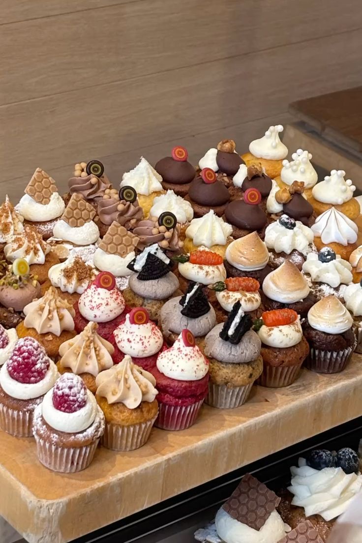 Assortiment de mini pâtisseries | Taasty Cakes Assortiment de mini pâtisseries — Un plateau coloré de mini cupcakes et bouchées pâtissières aux parfums variés : chocolat, fruits, caramel et crème légèr | Taasty Cakes