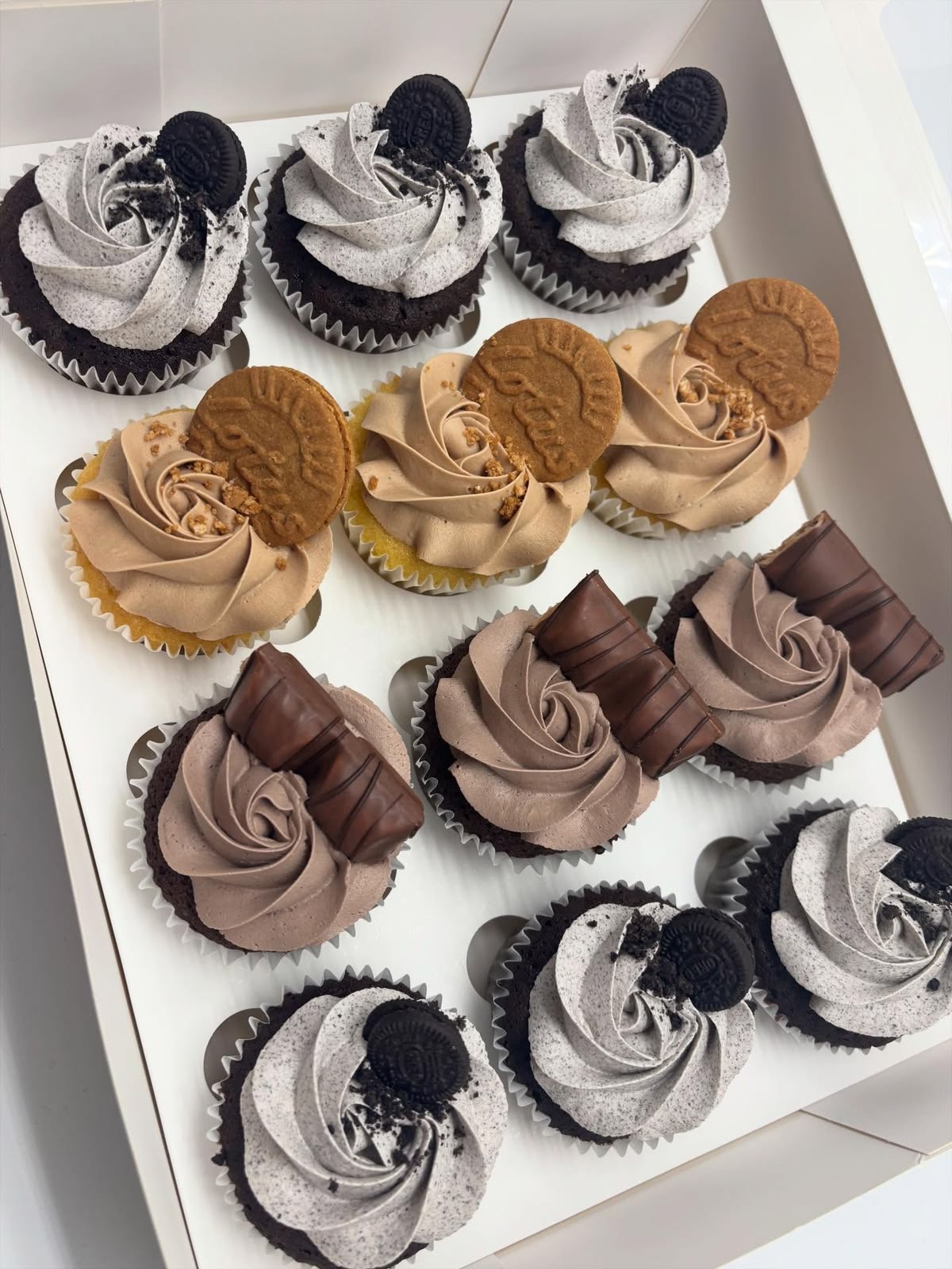 Box cupcakes gourmands assortis | Taasty Cakes Box cupcakes gourmands assortis — Une box de cupcakes décorés de crèmes onctueuses et de garnitures gourmandes : Oreo, spéculoos et chocolat. | Taasty Cakes