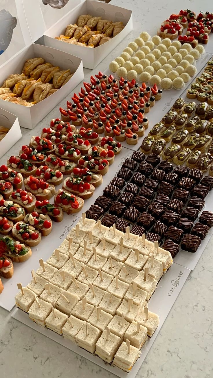 Buffet mignardises sucrées et salées | Taasty Cakes Buffet mignardises sucrées et salées — Un généreux buffet événementiel composé de bouchées salées, mini tartelettes, éclairs, douceurs chocolatées et mignardis | Taasty Cakes